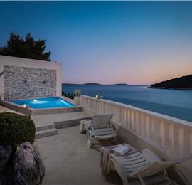 6 Bedroom Waterfront Villa with Pool in Uvala Ljubljeva near Trogir, Sleeps 12-13